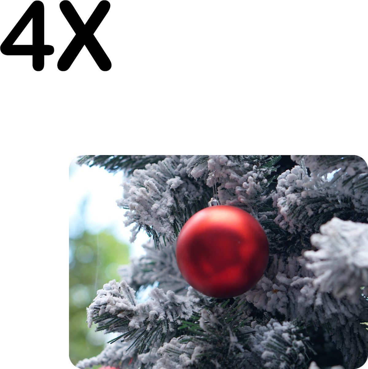 BWK Stevige Placemat - Rode Kerstbal in Besneeuwde Boom - Set van 4 Placemats - 35x25 cm - 1 mm dik Polystyreen - Afneembaar