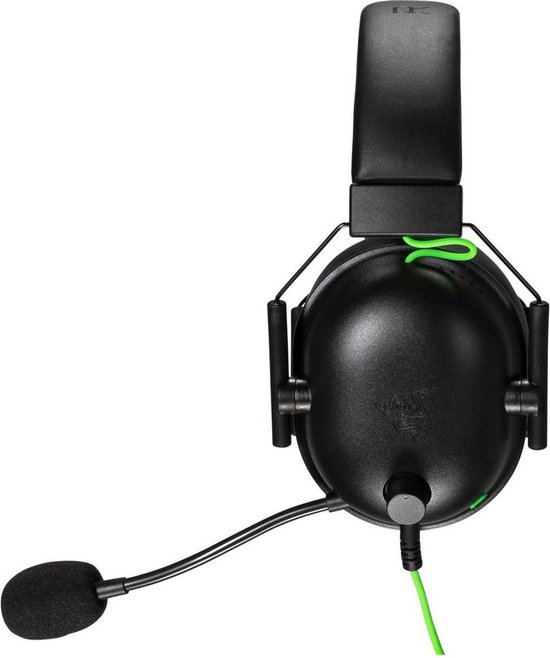 Zwarte Razer gaming headset met groene kabel en microfoon.