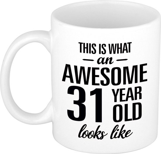 Mug blanc avec le texte 'THIS IS WHAT AN AWESOME 31 YEAR OLD LOOKS LIKE' en noir.