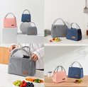 Collage van blauwe, roze en grijze lunchtassen in verschillende instellingen en formaten.