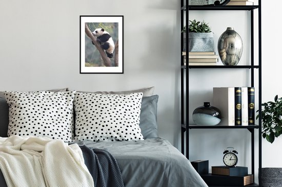 Jeune panda grimpe à un arbre 30x40 cm - petit