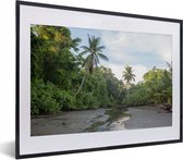 Fotolijst incl. Poster - Klein riviertje in tussen de bomen van het Nationaal park Corcovado in Costa Rica - 40x30 cm - Posterlijst