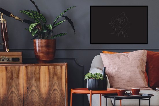Photo en cadre - Moment d'art en Line pour le baiser sur fond noir Cadre photo noir sans passe-partout 60x40 cm - Affiche sous cadre (Décoration murale salon / chambre)