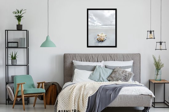 Photo encadrée - Cadre photo coquillage sur une plage blanche 60x80 cm - Affiche encadrée (Décoration murale salon / chambre)