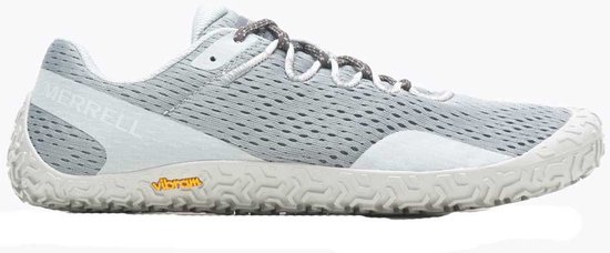 Grijze Merrell schoen met lichtgrijs overlay en witte veters.