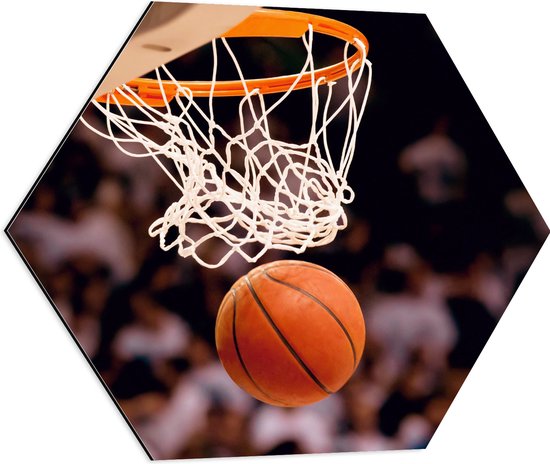 Dibond Hexagon - Basketbal door Basket in Vol Stadion - 60x52.2 cm Foto op Hexagon (Met Ophangsysteem)