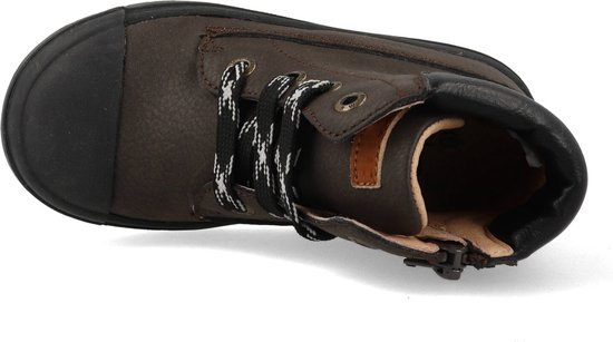 Donkerbruine leren veterboot met zwarte neus, veters met zwart-witte strepen, rits aan de zijkant en een open bovenkant.