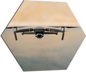 Dibond Hexagon - Drone Vliegend boven het Meer - 60x52.2 cm Foto op Hexagon (Met Ophangsysteem)