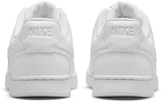 Achterkant van twee witte Nike Court Vision Low Next Nature dames sneakers met Nike logo op de hiel.