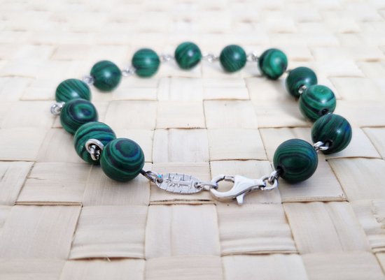 Elastische zilveren (925) armband van 2 mm kralen en natuurstenen hartjes Elastische zilveren (925) armband van 2 mm kralen en natuurstenen hartjes