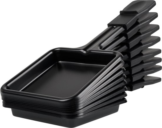 Stapel van 8 zwarte raclette pannetjes met handvatten.
