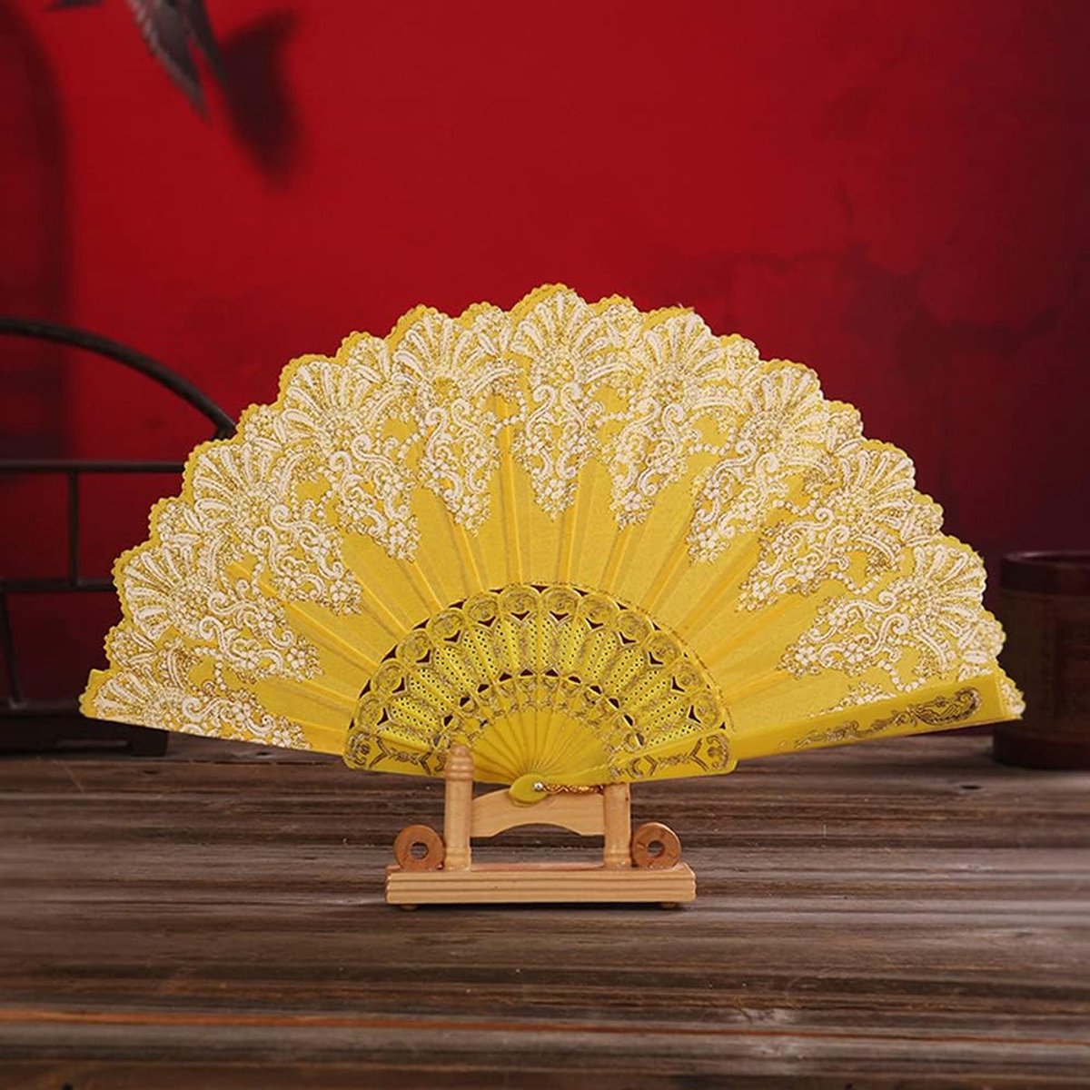 Handwaaier van stof, vintage waaier, opvouwbare vakken van Chinese stof voor koeling in de zomer, cadeau voor Moederdag, Halloween-kostuum, carnaval, dans, waaier, geel