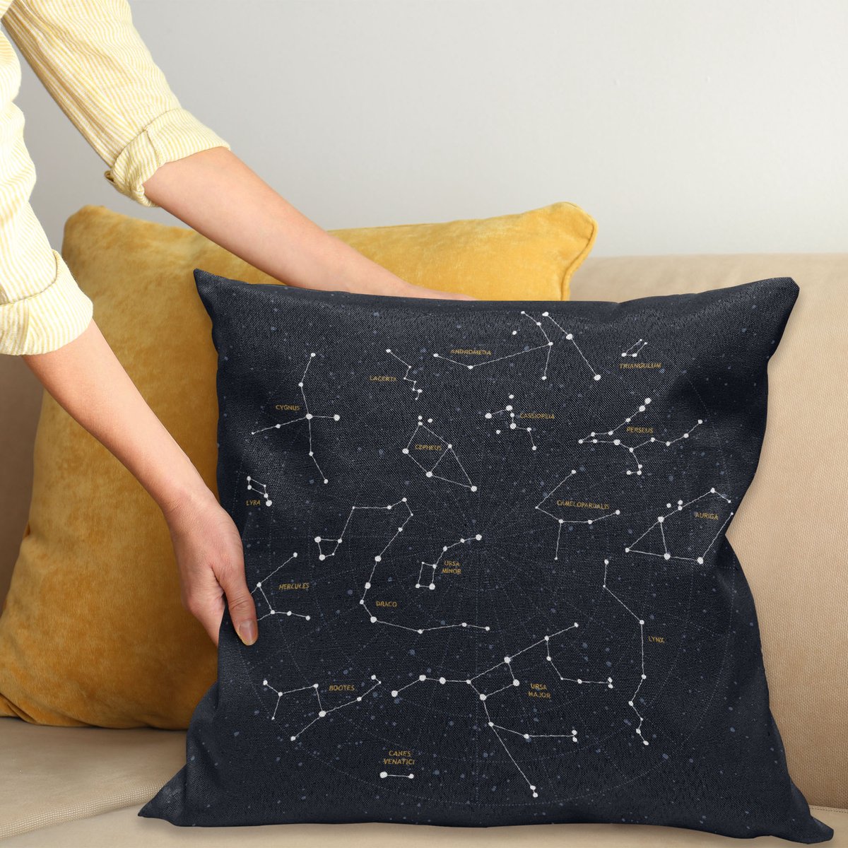 ABAKUHAUS Konstellation Kussenhoes, Sterren Lucht Kaart, Digitale Print, Waterbestendig, Kleurecht, Wasbare Kussenhoes met Ritssluiting, 60 x 60 cm, Donkerblauw Geel Wit