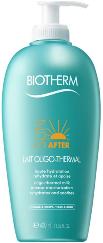 Lichtblauwe Biotherm fles met witte pompdispenser. "Lait Oligo-Thermal" staat erop. Zon-logo.