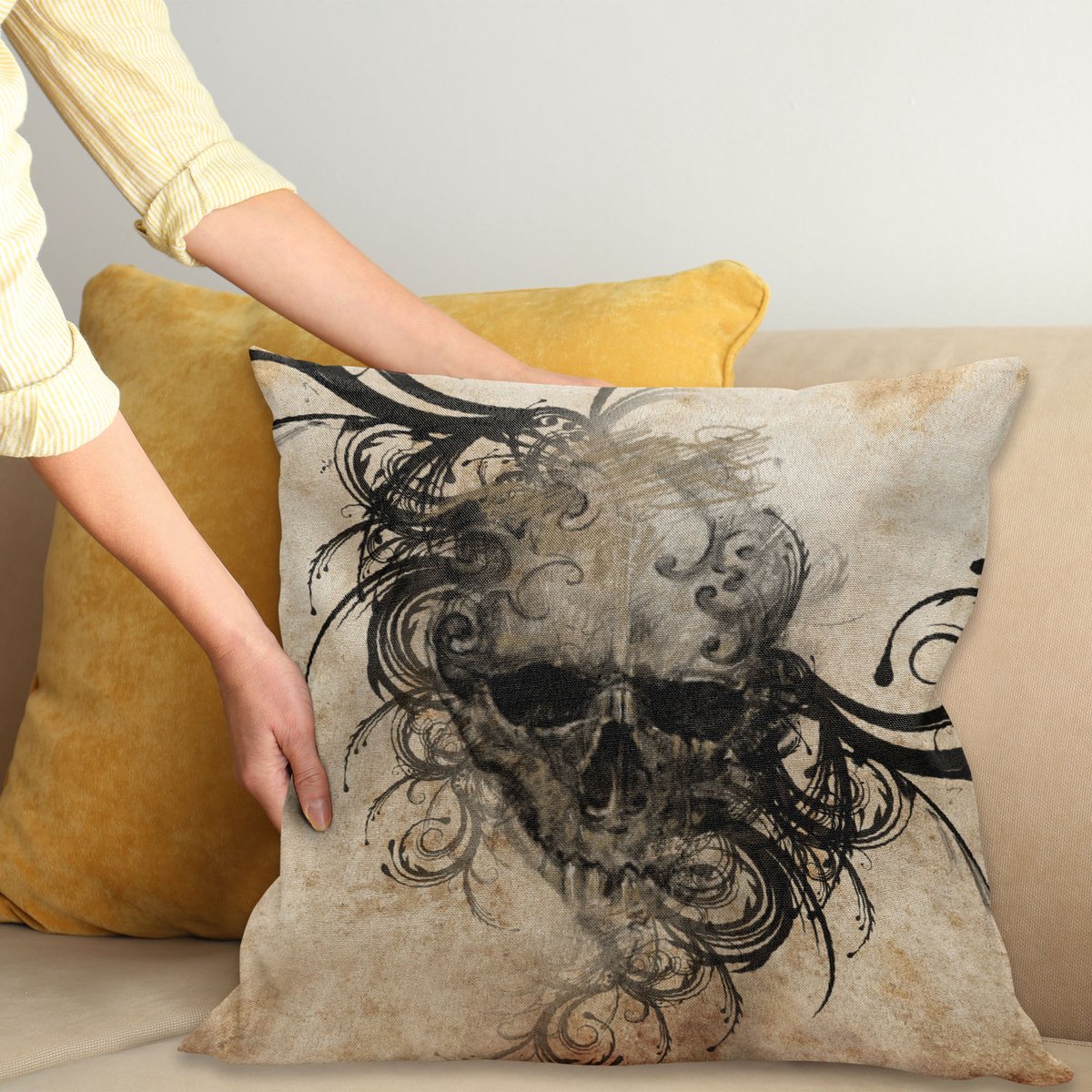 ABAKUHAUS Tattoo Sierkussenhoes, Handmade Afbeelding van een Schedel met Tribal Bloemen Zoals Designs Around Print, Decoratieve Vierkante Sierkussenhoes, 45 x 45 cm, Bruin Zwart