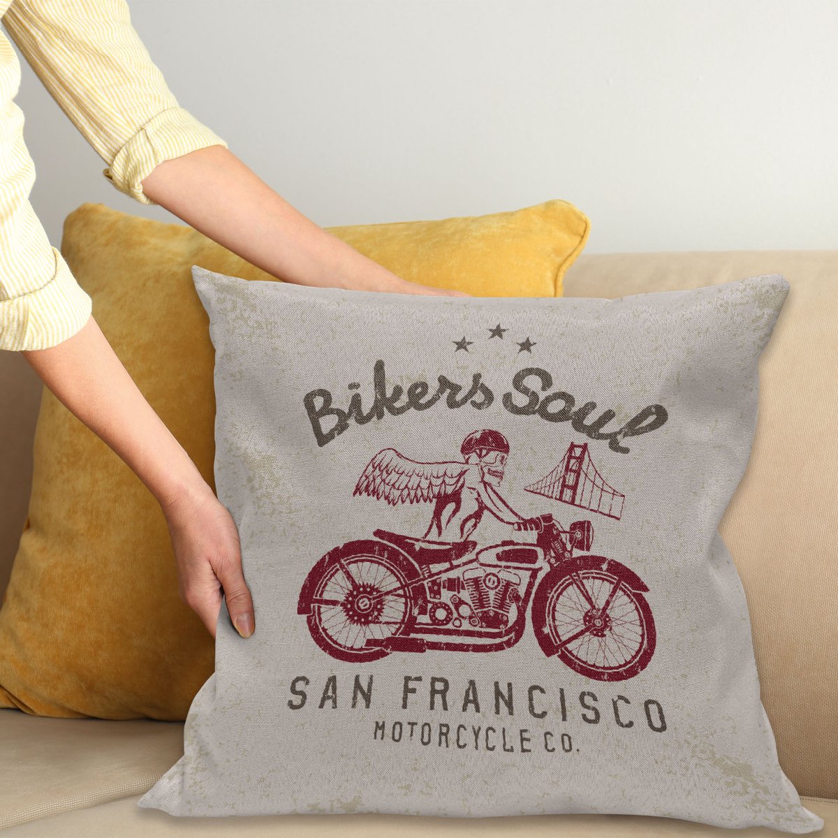 ABAKUHAUS Retro Sierkussenhoes, Bikers Soul San Francisco Emblem met Schedel Wings Riding Motorcycle Dead Illustratie, Decoratieve Vierkante Sierkussenhoes, 50 x 50 cm, Beige Ruby