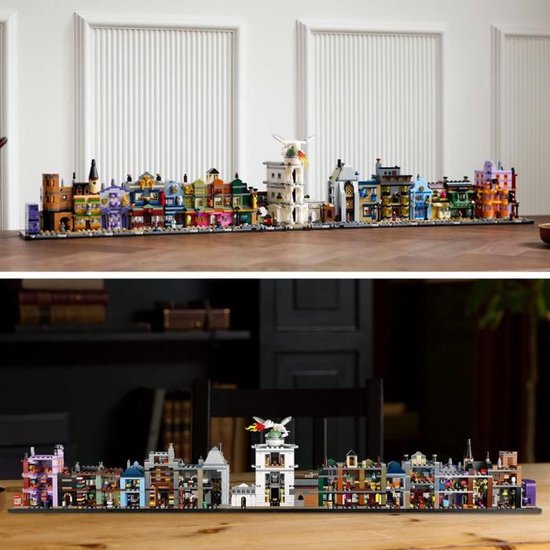 Twee weergaven van de LEGO Wegisweg set, een lange rij kleurrijke gebouwen, met en zonder interieurdetails, op houten oppervlakken.