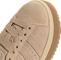 Close-up van de beige suède neus en veters van de adidas Campus instapper.
