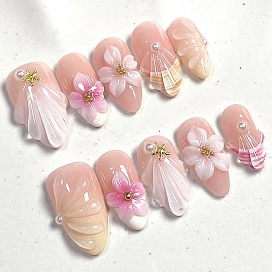 Tien korte, amandelvormige nepnagels met nude-roze en gele kleurovergang. Met 3D-bloemen, schelpen en zeesterren.