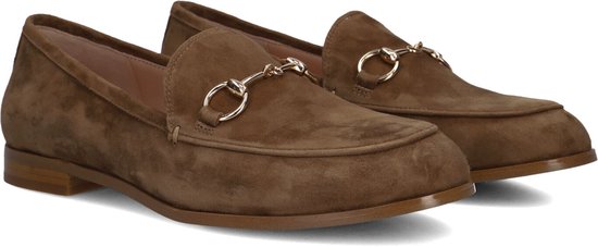 Bruine suède loafers met goudkleurige bit-detail en leren zool.