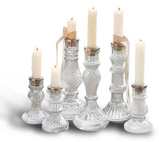 Set van zes LOBERON Youna kandelaars in helder glas met zilverkleurige details en kaarsen.