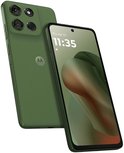 Twee Motorola smartphones in Pantone Dill groen, één met het scherm zichtbaar en één met de achterkant.