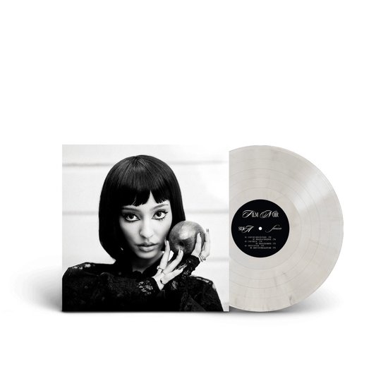 Faouzia 'Film Noir' LP met hoes van artiest met appel en transparante vinylplaat met tracklijst.