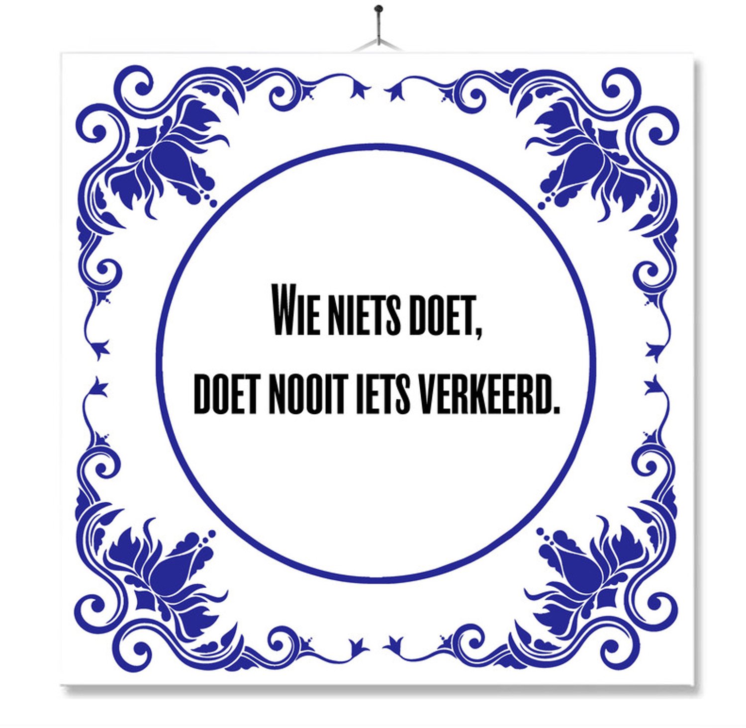 MC Living Tegel Met Opdruk | Wie Niets Doet | Cadeau | Inclusief Geschenkdoos | Standaard | Ophangsysteem Multi-Color