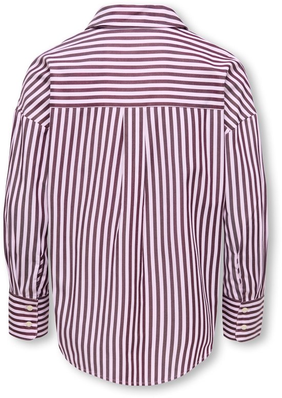 Achterkant van een paars gestreepte blouse met lange mouwen, knopen op de manchetten en een split aan de zijkant.