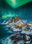 Noorse huisjes in de sneeuw onder de aurora borealis.