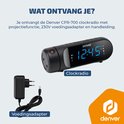 Zwarte Denver wekkerradio met blauw display 12:45 en een 230V voedingsadapter.
