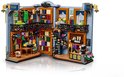 Aanzicht van de opengeklapte Brickville Books set met minifiguren en gedetailleerde boekenwinkel-details.