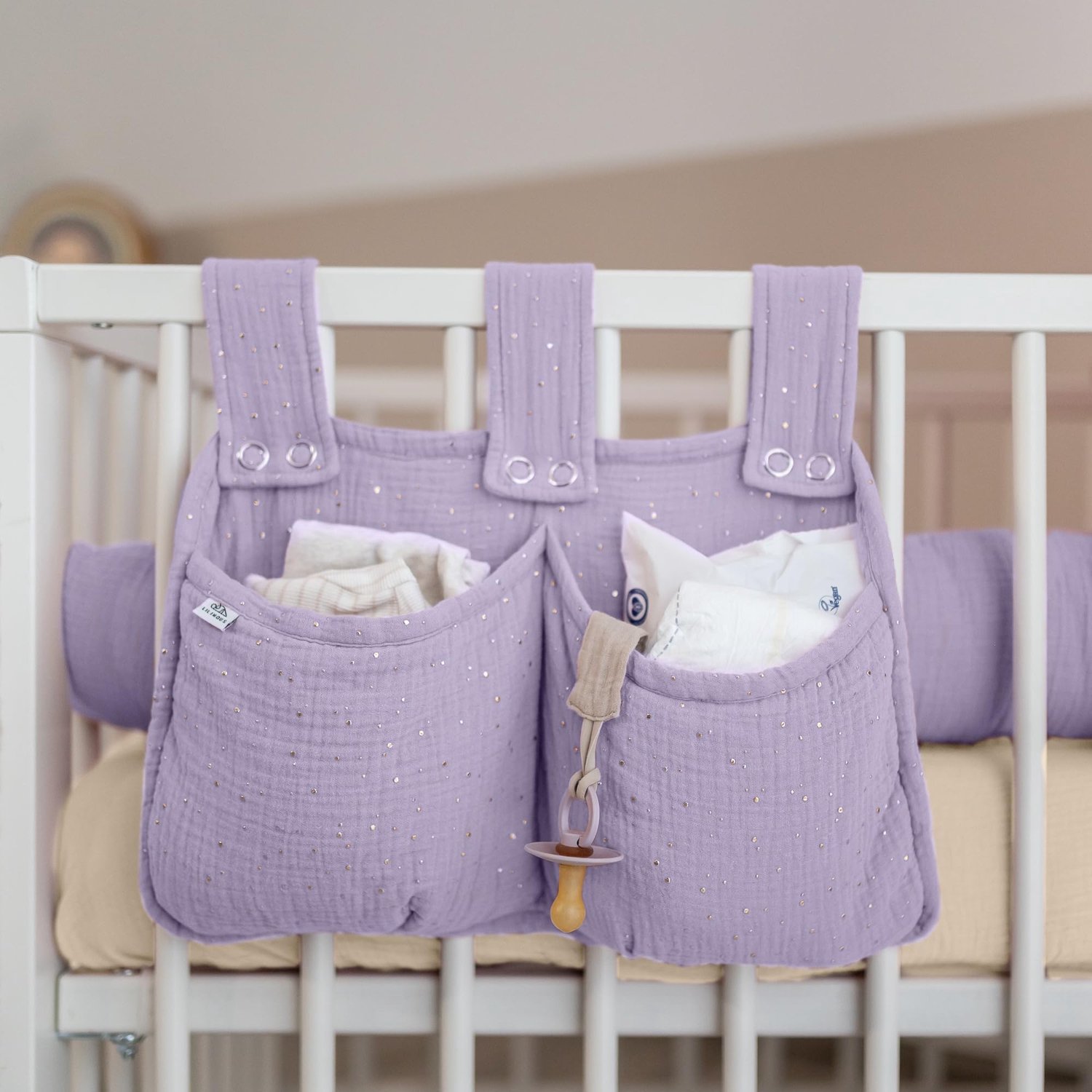 LILIMAUS Bed organizer voor kinderbed met gouden details - hangend bedtasje met 2 vakken - mousseline katoen - lila