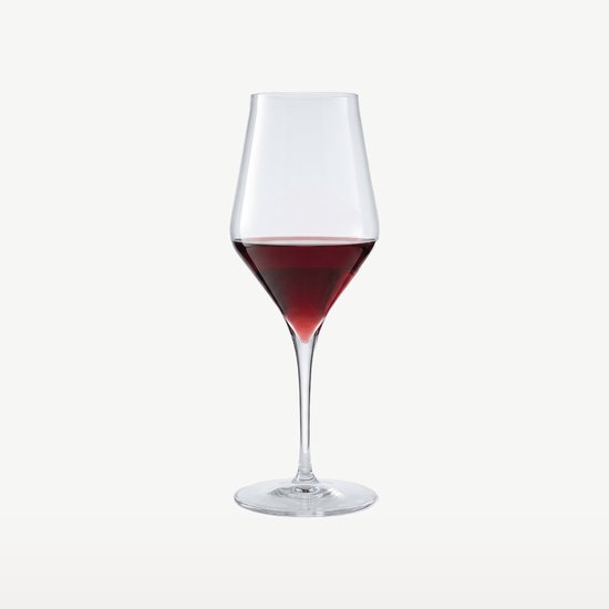 Een helder wijnglas gevuld met rode wijn, met een taps toelopende kelk en dunne steel.