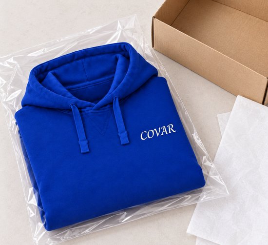 Koningblauw katoenen hoodie, bedekt met plastic, met 'COVAR' logo op de borst.