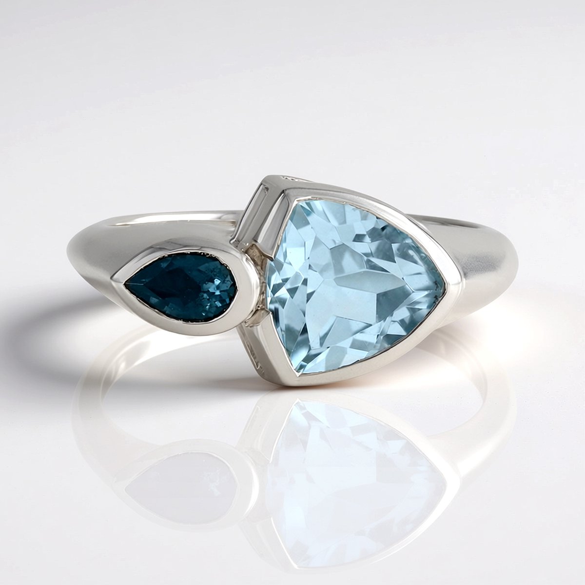 Cavill - Zilveren Ring met Hemelsblauwe Topaas Triljant Slijpsel - 925 Sterling Zilver - 2,01 ct Topaas - London Blue Peervormig - Elegante Damesring