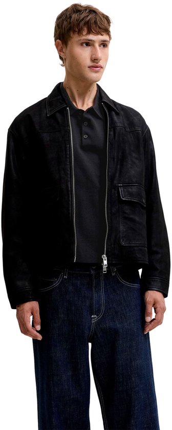 Man draagt een zwart gebreid poloshirt onder een zwarte jas.