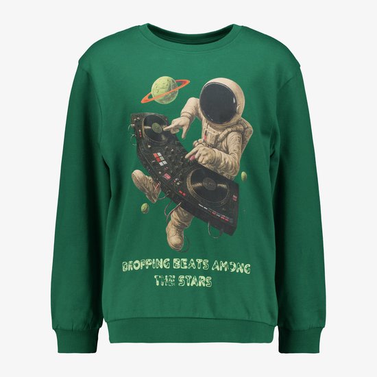 Groene sweater met ronde hals en een graphic van een astronaut die dj-t met de tekst 'Dropping beats among the stars'.