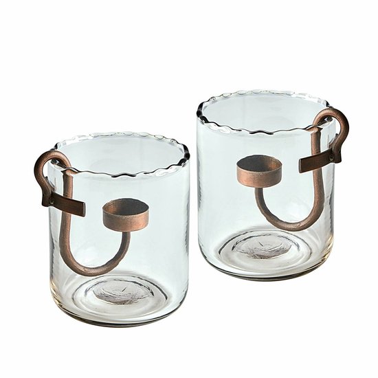 Set van twee glazen windlichten met een golvende rand en een koperkleurige metalen kaarsenhouder aan de zijkant.