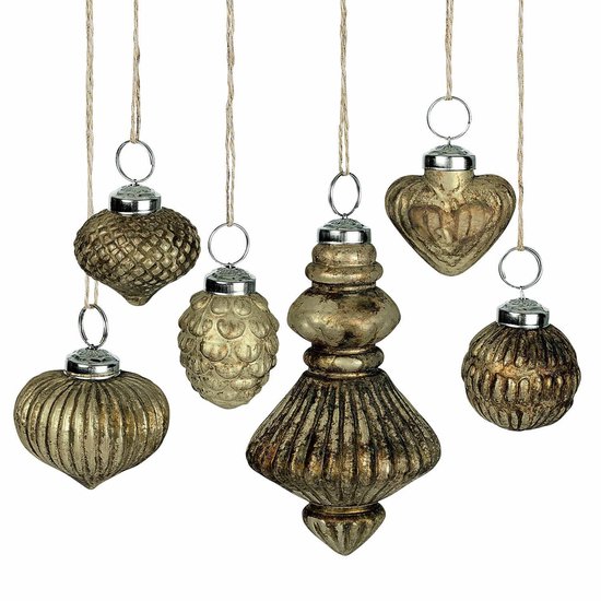 Ensemble de six boules de Noël dorées style antique aux formes variées avec anneaux et cordelettes argentés.