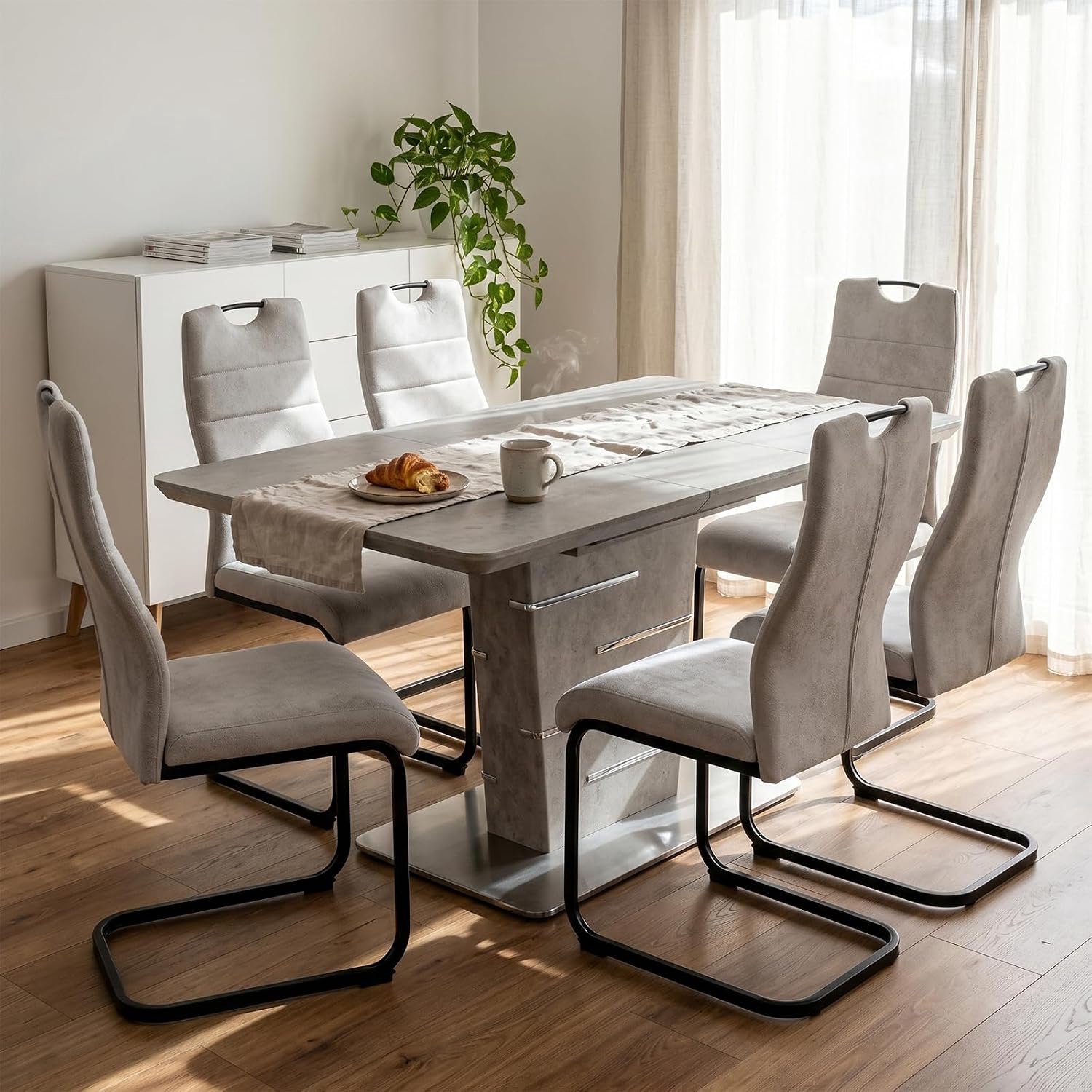 Luxe Verona Eetkamerstoelen Set van 6 – Moderne Sledestoelen met Hoge Rugleuning, Lichtgrijze Bekleding, Ergonomische Zitting, Zwart Metalen Onderstel, 150 kg Draagvermogen