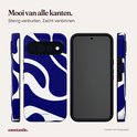 Voorkant en achterkant van telefoon met blauw-wit golvend hoesje.