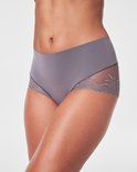 Close-up van een grijze Spanx Hi-Hipster onderbroek met gedetailleerde kanten zijpanelen.