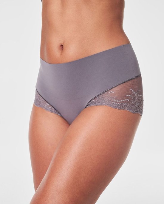 Close-up van een grijze Spanx Hi-Hipster onderbroek met gedetailleerde kanten zijpanelen.