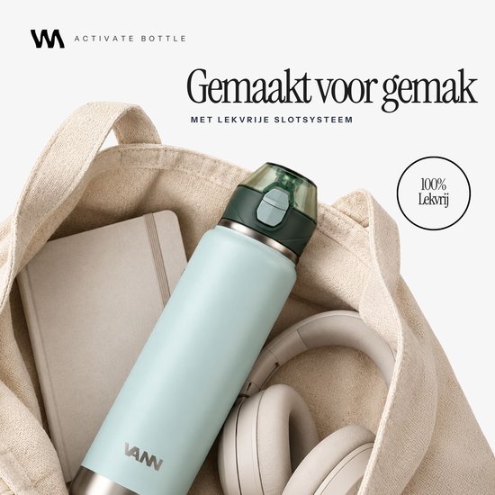 Lichtblauwe VANN-drinkfles in een stoffen tas naast een notitieboek en koptelefoon, 100% lekvrij.