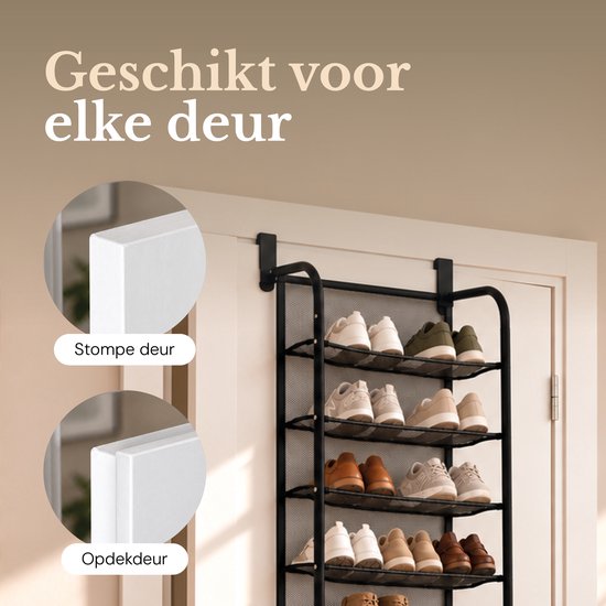 Zwart hangend schoenenrek aan een deur met de tekst 'Geschikt voor elke deur', 'Stompe deur' en 'Opdekdeur'.