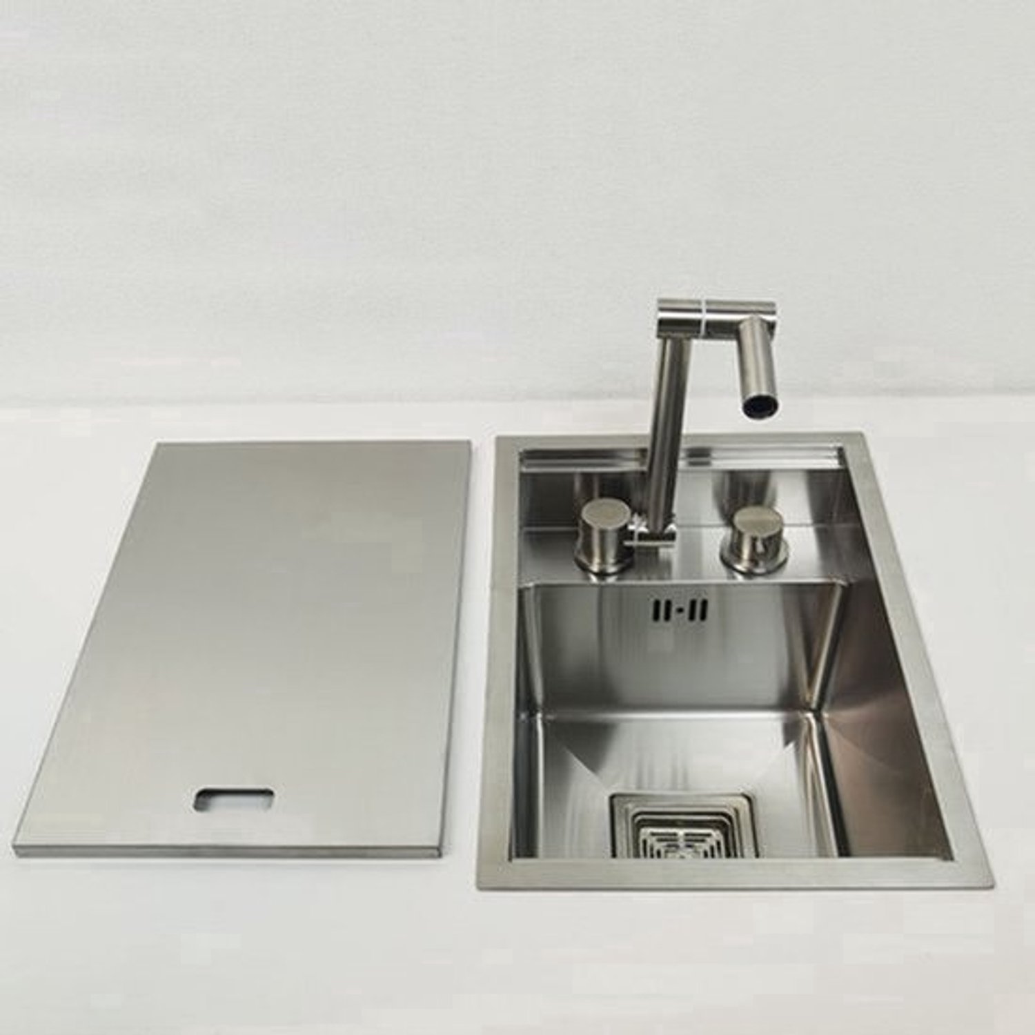 Keukenkraan Voor Kookeiland - 304 RVS Geborsteld - Met Opklapbare Kraan En Zeepdispenser - Inclusief Groentebakken - Modern Design
