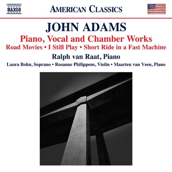 Cd-hoes van John Adams met titel 'Piano, Vocal and Chamber Works' en een zwart-witfoto van een brugconstructie.
