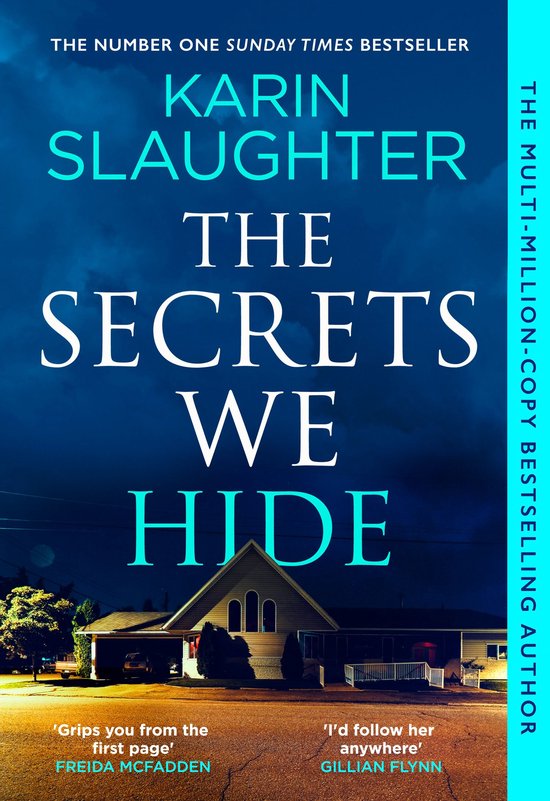 Boekcover van "The Secrets We Hide" van Karin Slaughter. Een huis bij nacht met citaten van Frieda McFadden en Gillian Flynn.
