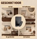 Collage van vier ruimtes met zwarte haken, waaronder een hal, badkamer, garderobe en keuken.